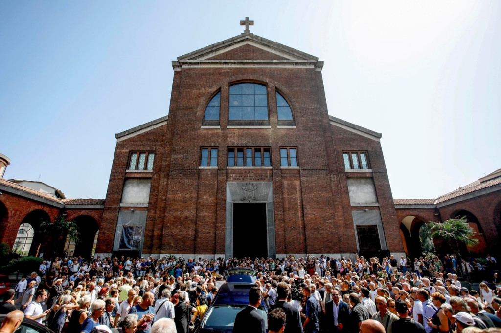 Stotine obožavalaca se dugim aplauzom oprostile od Tota Kutunja: Poslednje zbogom na sahrani uz čuvenu pesmu (FOTO)
