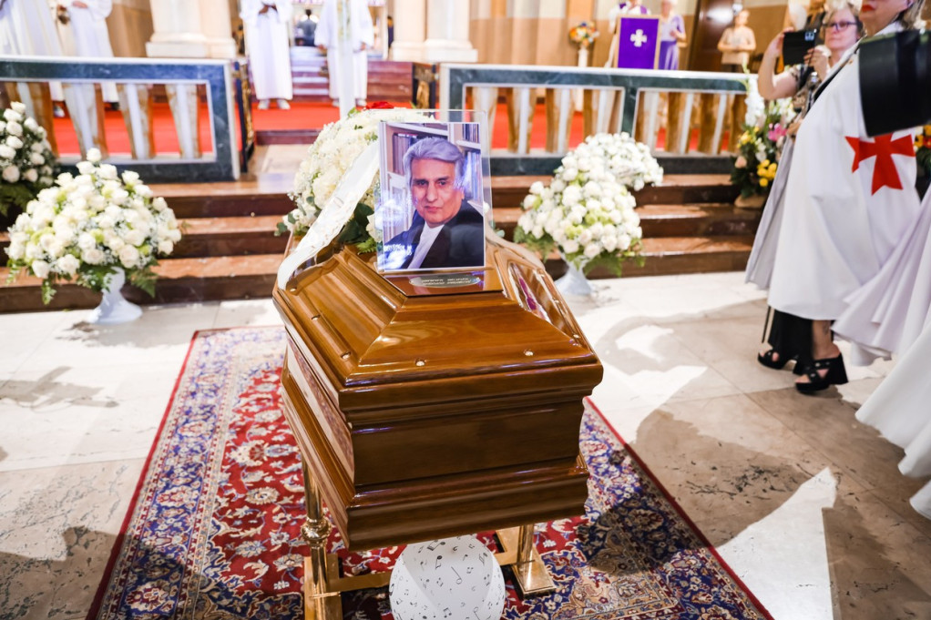 Stotine obožavalaca se dugim aplauzom oprostile od Tota Kutunja: Poslednje zbogom na sahrani uz čuvenu pesmu (FOTO)