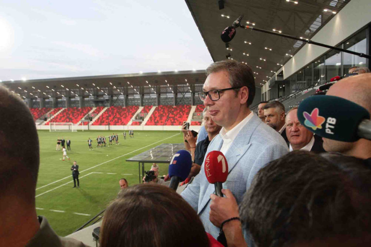 Vučić obišao novi stadion u Leskovcu! Divno, kao da ste u Engleskoj na najboljem stadionu! (FOTO)
