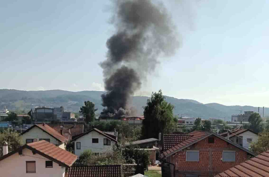 Veliki požar u fabrici papira: Vatra progutala gotovo sve, na licu mesta je veliki broj vatrogasaca