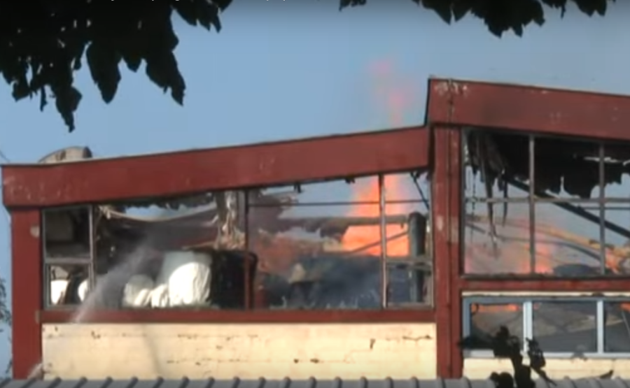 Veliki požar u fabrici papira: Vatra progutala gotovo sve, na licu mesta je veliki broj vatrogasaca