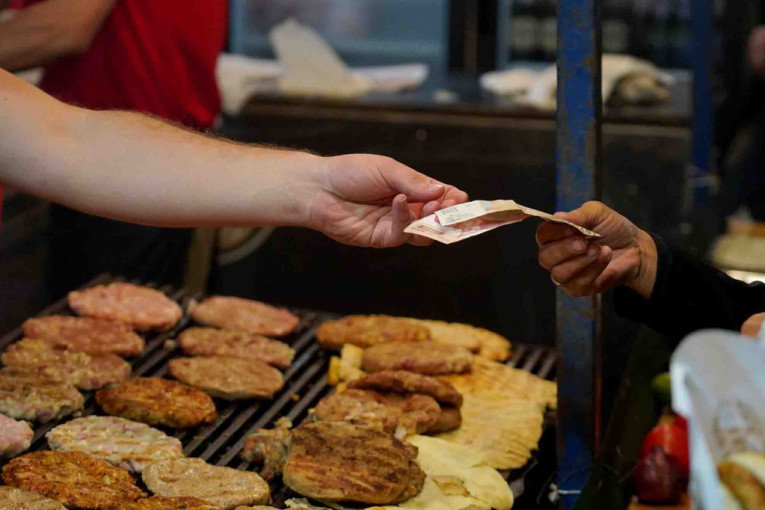 Cvrči cena pljeskavice na Roštiljijadi: Tek se raspalio roštilj u Leskovcu, a ovo će vas iznenaditi