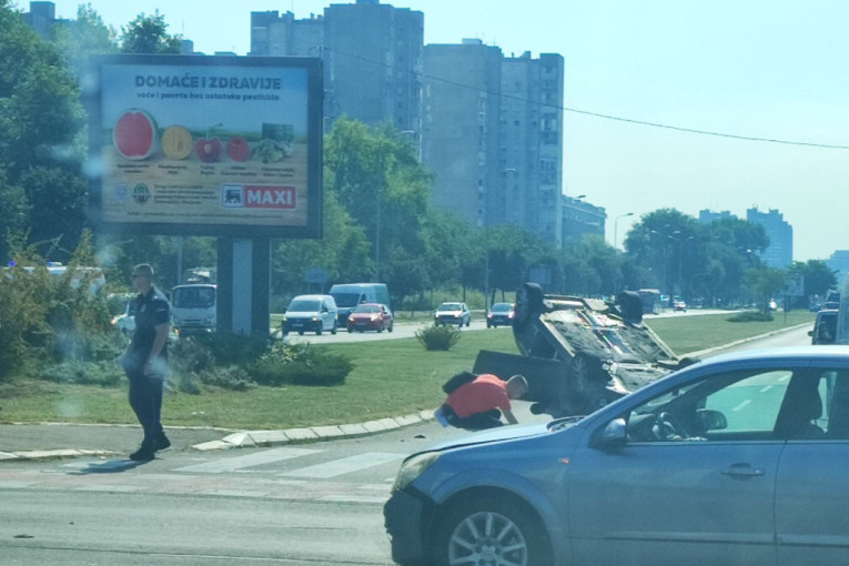 Stravična scena na Novom Beogradu: Automobil na krovu, putnici izvučeni iz olupine (FOTO)