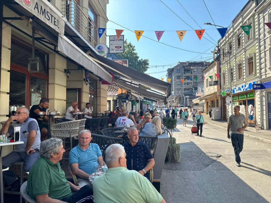 Prelepa slika iz Ivanjice poslata u svet - mali i veliki Nušić prošetali ulicama: Počinje manifestacija koja slavi humor i kulturu (FOTO)