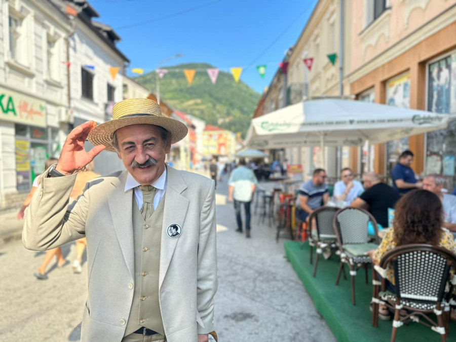 Prelepa slika iz Ivanjice poslata u svet - mali i veliki Nušić prošetali ulicama: Počinje manifestacija koja slavi humor i kulturu (FOTO)