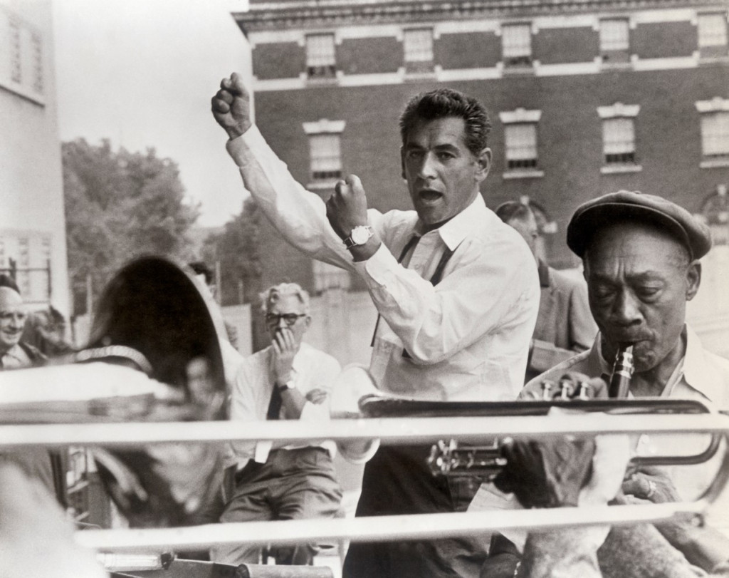 Ko je bio Leonard Bernstajn o kojem je Bredli Kuper snimio film: Gej kompozitor koji je u grob poneo "Alisu u zemlji čuda" (FOTO/VIDEO)