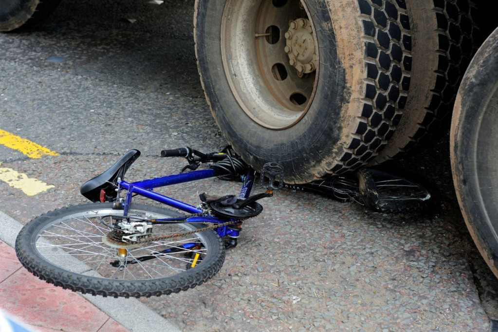 "Skania" pokosila ženu: Vozila bicikl, a onda je isledio jak udarac