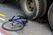 Horor u Surčinu: Vozač kamiona udario devojčicu na biciklu