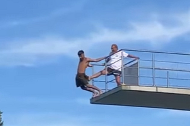 Stravičan snimak iz Austrije: Spasilac gurnuo mladića nogom sa visine od 10 metara (VIDEO)