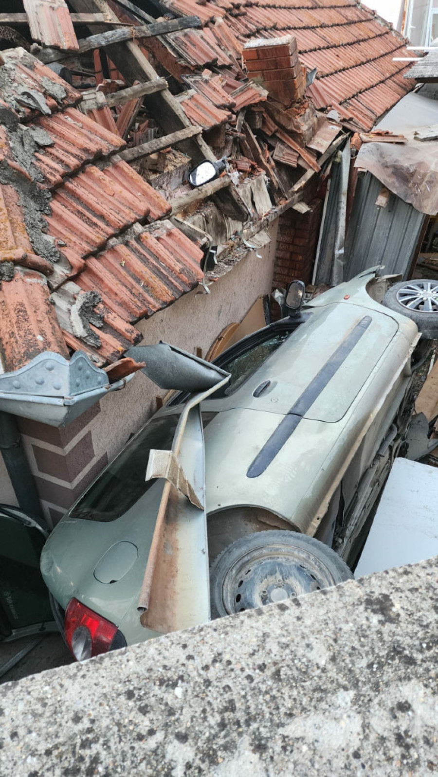 Nesvakidašnja nezgoda: S puta sleteo na krov kuće (FOTO)