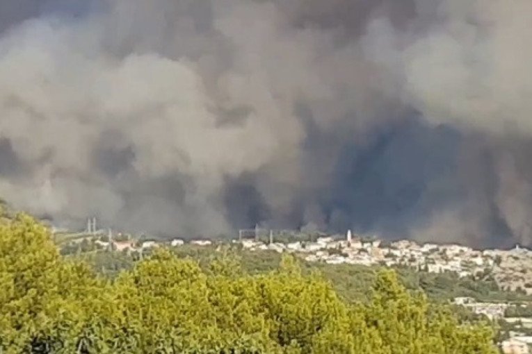 Izgorelo 22 hektara šume: Konačno lokalizovan veliki požar u Gornoj Podstrani kod Splita (VIDEO)