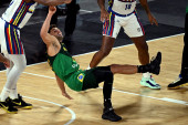 Jezivi krik i težak pad brazilskog košarkaša! Morali su da ga iznose sa terena, preti mu višemesečna pauza (VIDEO)