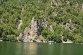 Smaragdno zelena boja vode i veličanstveni predeli kao iz bajke: Zlatarsko jezero postalo hit destinacija ovog leta (FOTO)