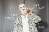 Devita zgrabio fan i skinuo mu masku! Reper rukom skrivao lice: Obezbeđenje skočilo u sekundi! (FOTO)