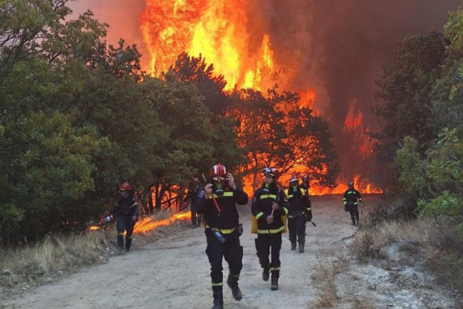 Vatrogasci iz Srbije peške idu tri kilometra uz planinu do linije požara: Pomažu u sprečavanju katastrofe koja je zadesila grčki narod