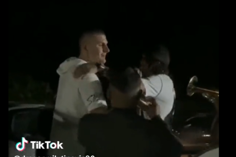 Evo ko je sa Jokićem zaustavljao saobraćaj! Amerikanca "pogodila" srpska truba! (VIDEO)
