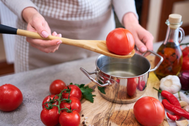Tri brza i efikasna načina za ljuštenje kore od paradajza
