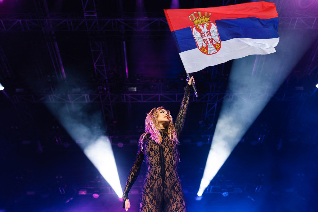 Gori internet zbog Rite Ore! Nakon mahanja srpskom zastavom, peva "Vidovdan"! (VIDEO)