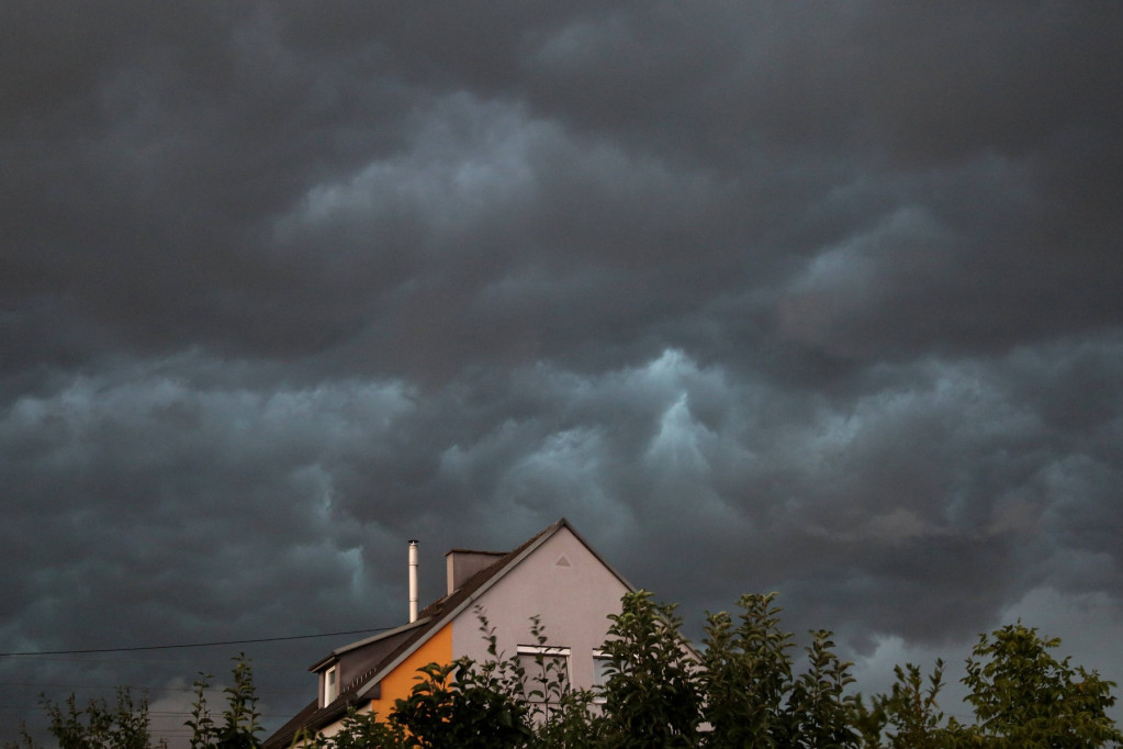 Oblak koji je doneo haos, premešta se u druge delove Srbije: Nosi pljuskove, oluju i grad!