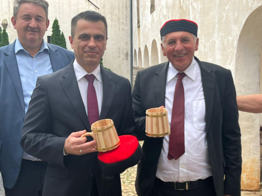 Milićević doneo srpske bukvare u Knin: "Da deca ne zaborave lepote srpskog jezika i da budu svesna svoje kulture, tradicije, identiteta"