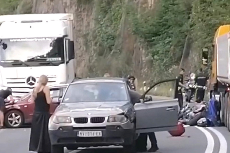 Novi stravičan udes kod Užica: Motociklista povređen u sudaru sa kamionom! (VIDEO)