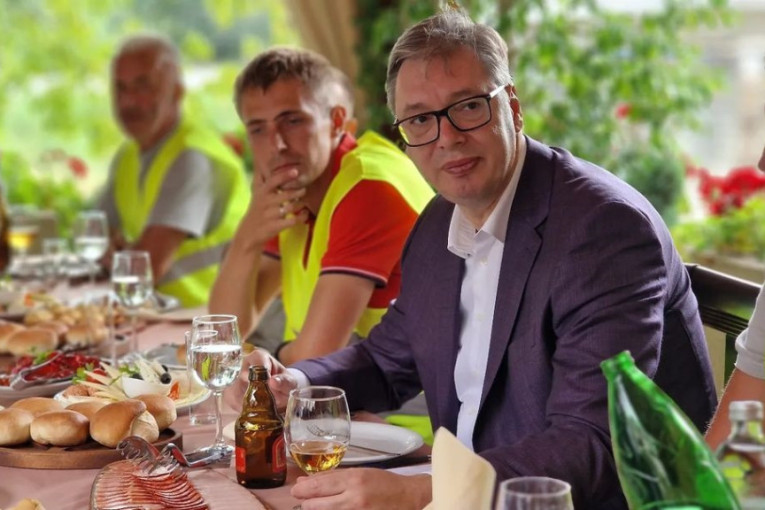 Predsednik Srbije doručkovao sa radnicima na gradnji mosta na Mlavi, popilo se i pivo