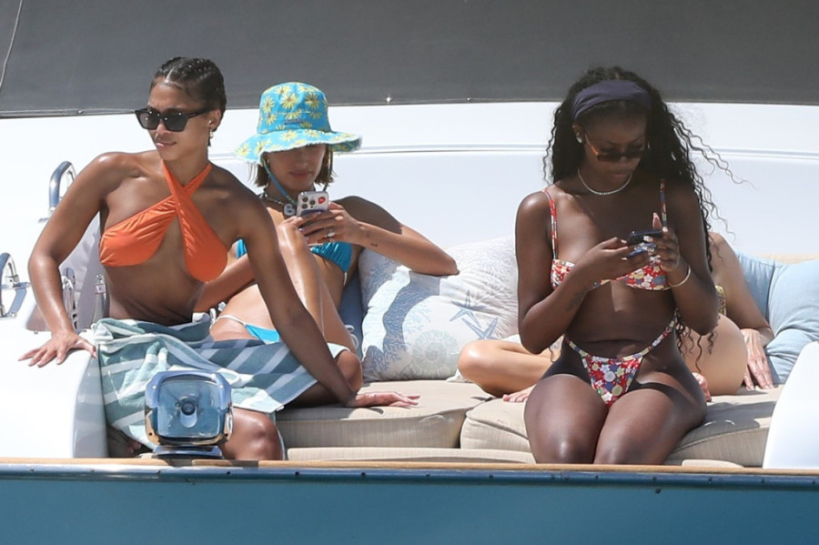 Vrelo leto i tekila šotovi: Kako to izgleda kada se najslavnije manekenke na svetu zabavljaju na jahti u kupaćim kostimima?