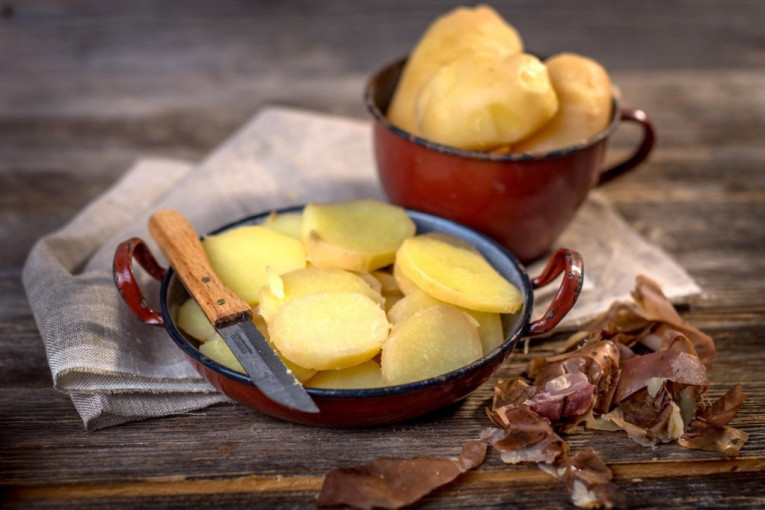 Kako najlakše da ogulite koru sa kuvanog krompira: Ne treba vam nož jer postoji mnogo bolji način (VIDEO)