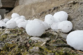 "Dvorište je bilo potpuno belo, led se mogao sakupljati lopatama": Grad veličine lešnika u Kniću tukao duže od 15 minuta