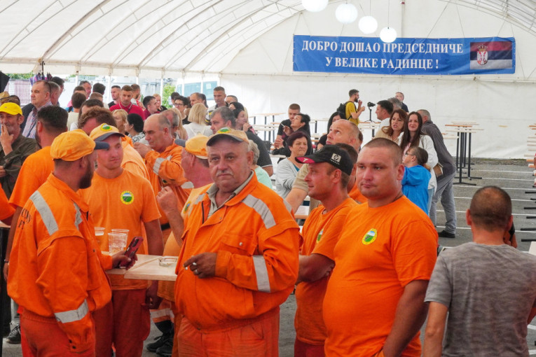 Predsednik Vučić u Velikim Radincima: Meštani ga dočekali sa originalnim transparentom!