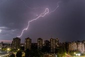 Nevreme se sručilo na Beograd: Duva olujni vetar, grmi i pljušti (VIDEO)