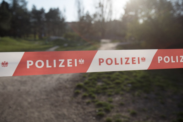 Uznemirujući snimak: Nakon ubistva žene, čovek beži ulicom i puca na policajce (VIDEO)