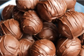 Recept dana: Čokoladne oreo kuglice, brzi slatki zalogaji od samo četiri sastojka koji se ne peku