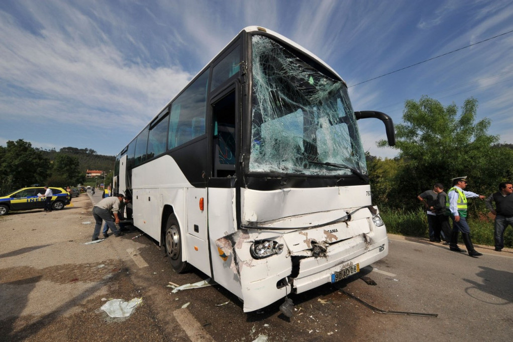 Težak sudar autobusa i auta kod Budve: Vozač teško povređen, prebačen u cetinjsku bolnicu