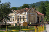 Ovo će biti jedinstveni Muzej ćirilice u regionu: Počeli radovi na rekonstrukciji stare škole pored reke Rače (FOTO)