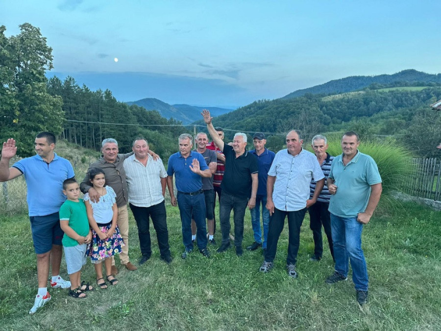 Meštani sela na Kablaru radnike dočekali sa osmehom i čašicom ljute: Počeli pripremni radovi za nesvakidašnju turističku atrakciju (FOTO)