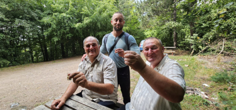 Meštani sela na Kablaru radnike dočekali sa osmehom i čašicom ljute: Počeli pripremni radovi za nesvakidašnju turističku atrakciju (FOTO)