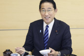 Japanski premijer jeo ribu iz Fukušime: Hoće da uveri narod da je sve bezbedno (VIDEO)