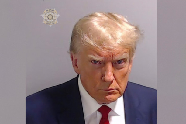 Trampu skočila popularnost: Bivši predsednik SAD nakon objavljivanja fotografije iz zatvora ima duplo veću podršku (FOTO)