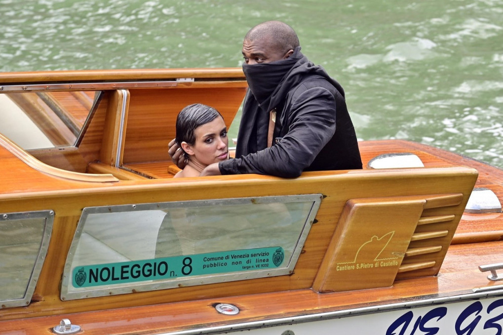 Kanje Vest spuštenih pantalona na brodiću, njegova supruga kleči ispred njega: Svi videli reperovu zadnjicu, šokirani prizorom