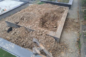 Oskrnavljeni grobovi na pravoslavnom groblju u Prijepolju: Vandali pobegli, ali zaboravili alat (FOTO)