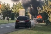 Drama u Vladimirovcu: Zapalio se automobil, žena i dete se spasili u poslednjem trenutku (VIDEO)