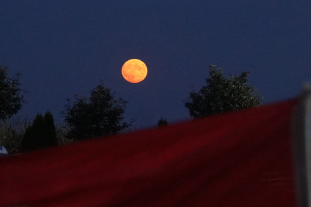 Ovako izgleda plavi supermesec nad Beogradom: Ovaj veličanstveni prizor viđa se jednom u 10-20 godina (FOTO)