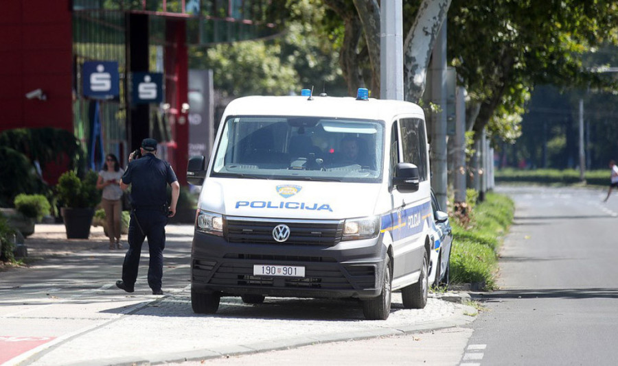 Drama u centru Prokuplja: Muškarac osumnjičen da je izvadio nož i krenuo na dvojicu maloletnika!