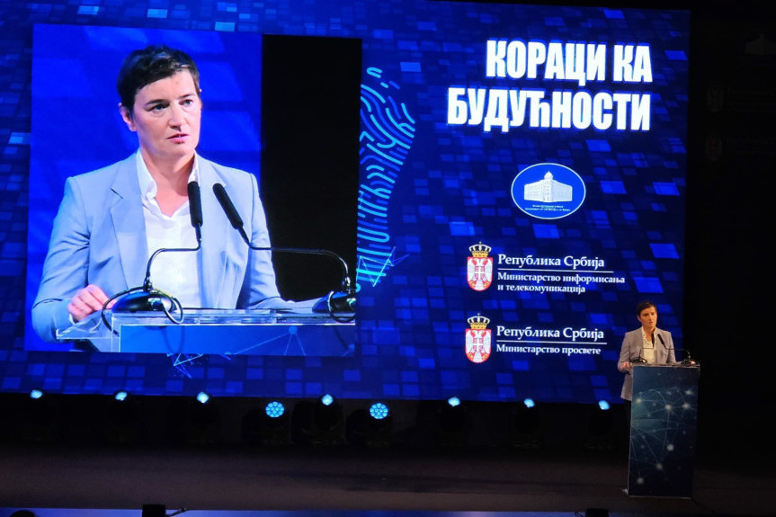 Sve škole povezane su na brzi internet, a premijerka Brnabić poručila - "Ovde nije kraj, idemo dalje" (FOTO)