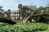 Ogromno drvo palo na kuću guvernera Floride tokom uragana: U vili bila njegova žena sa troje dece! (FOTO)