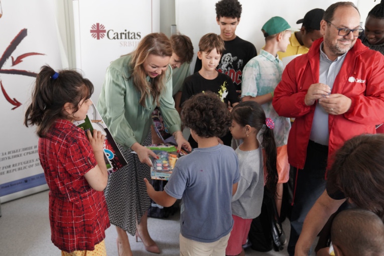 Pomoć koja mnogo znači: Deca smeštena u Centru za azil u Krnjači dobila školski pribor na poklon