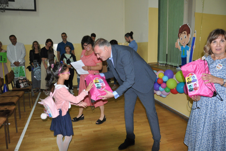 Lepa vest za sve prvake: Opština Savski venac poklanja torbe i školski pribor za sve đake!