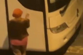Baba vandal sa Banovog brda: Nećete verovati šta je uradila jer joj je zasmetao autobus (VIDEO)
