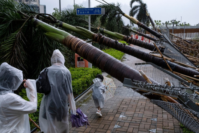 Razoran tajfun pogodio Kinu: U Hongkonu prizori kao posle eksplozije, ima i mrtvih! (VIDEO/FOTO)